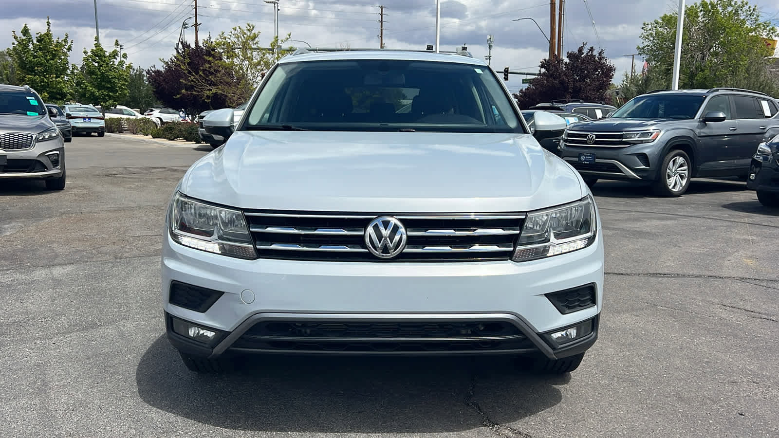 Used 2018 Volkswagen Tiguan SEL AWD/4WD image 2