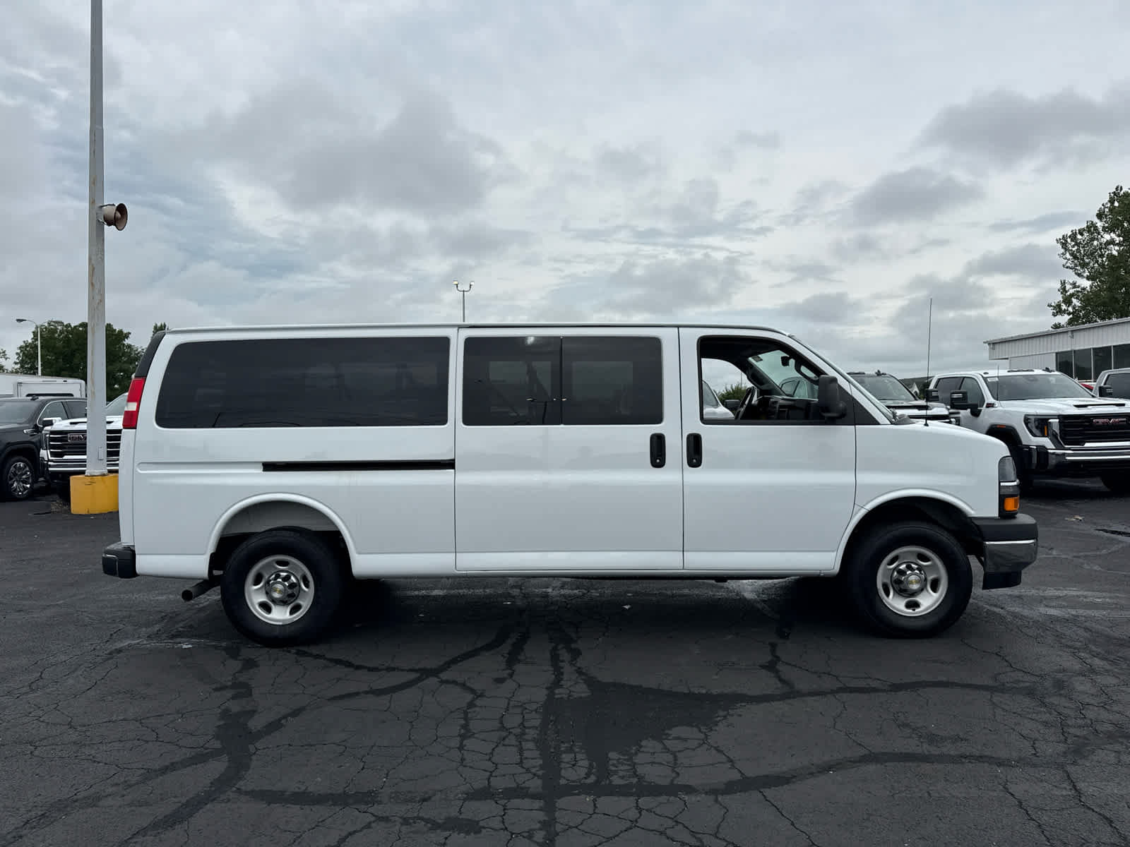 Certified 2025 Chevrolet Express 3500 LT w/ LT Preferred Equipment Group RWD image 6