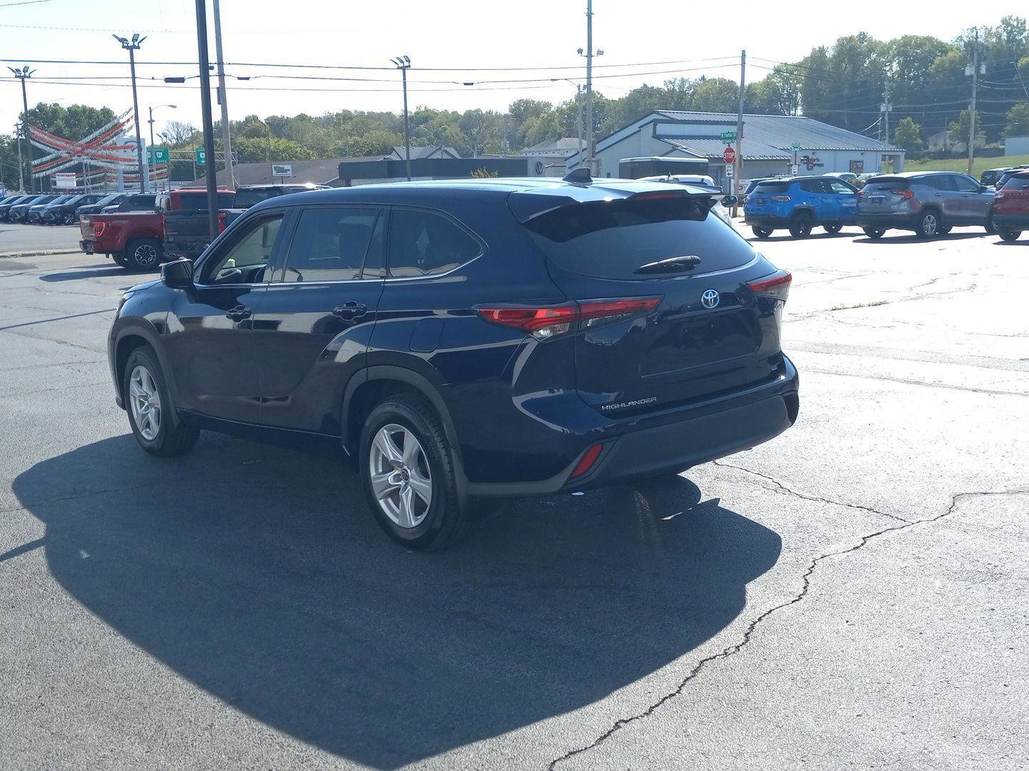 Used 2022 Toyota Highlander LE image 9