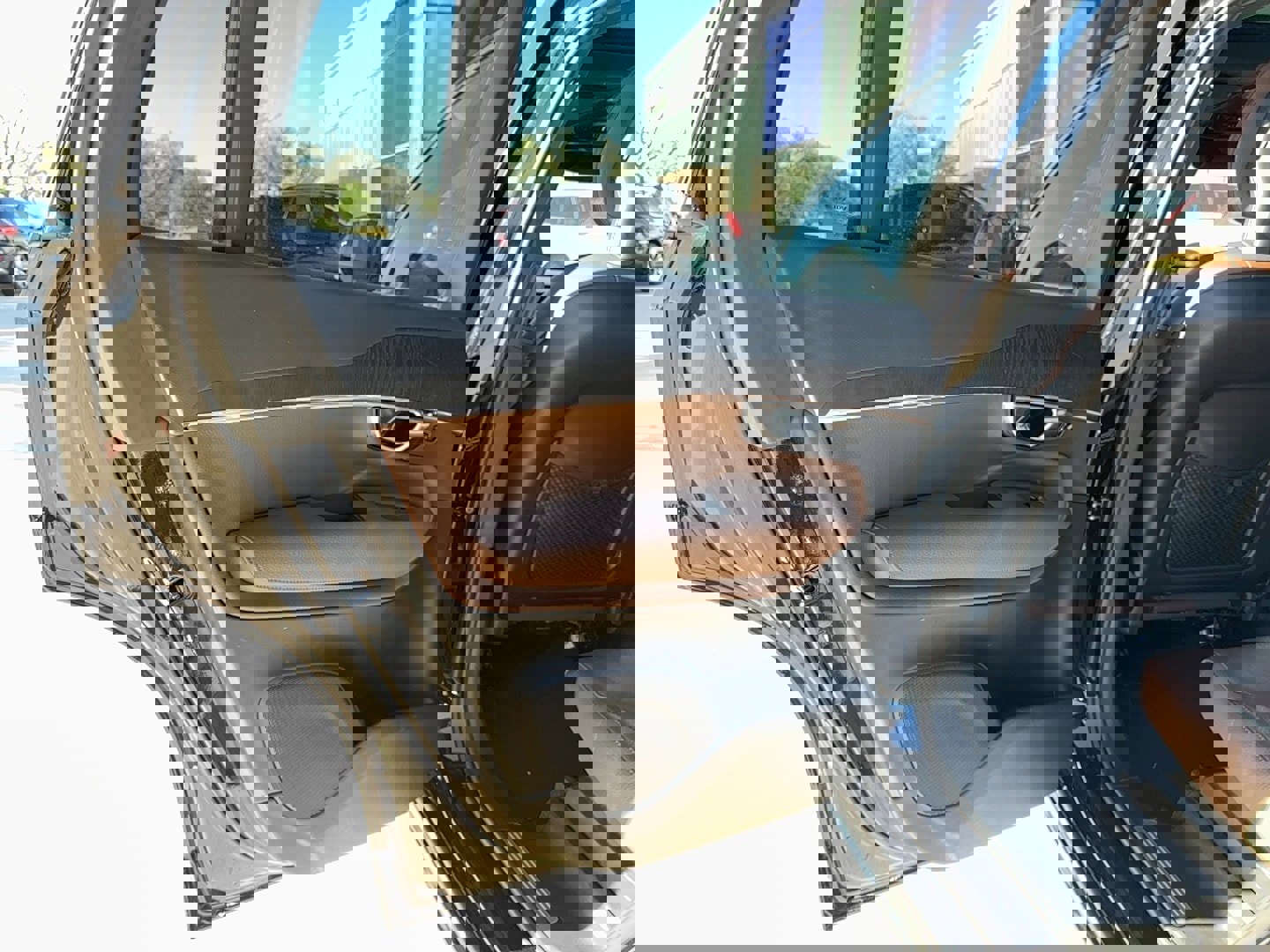 Used 2020 Volvo XC90 T6 Momentum w/ Advanced Package image 12