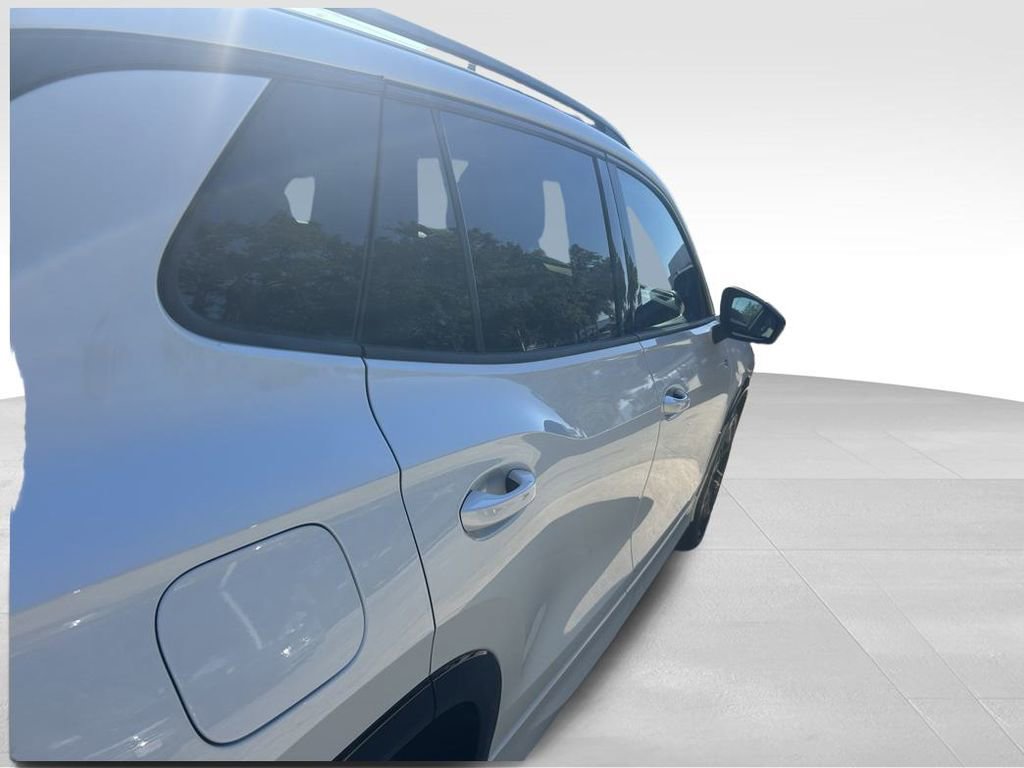 Certified 2025 Volkswagen Tiguan SE R-Line image 35