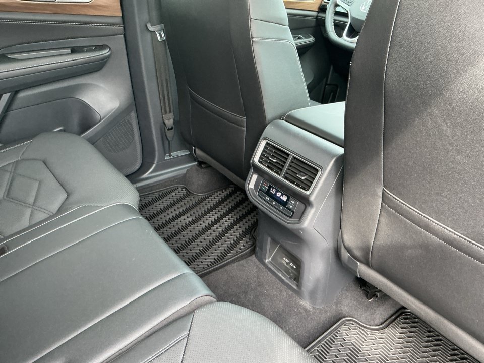 Certified 2025 Volkswagen Atlas SE FWD image 33