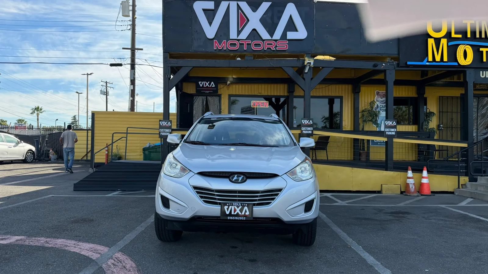 Used 2010 Hyundai Tucson GLS w/ Popular Equipment Pkg 2 FWD image 2