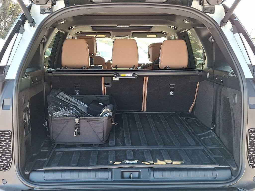 Certified 2025 Land Rover Discovery Dynamic SE image 27