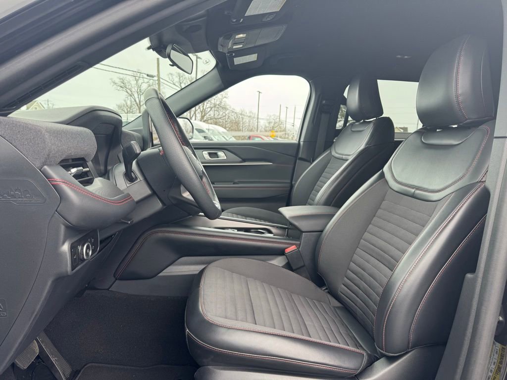 Used 2025 Ford Explorer ST-Line w/ ST-Line Street Pack image 5