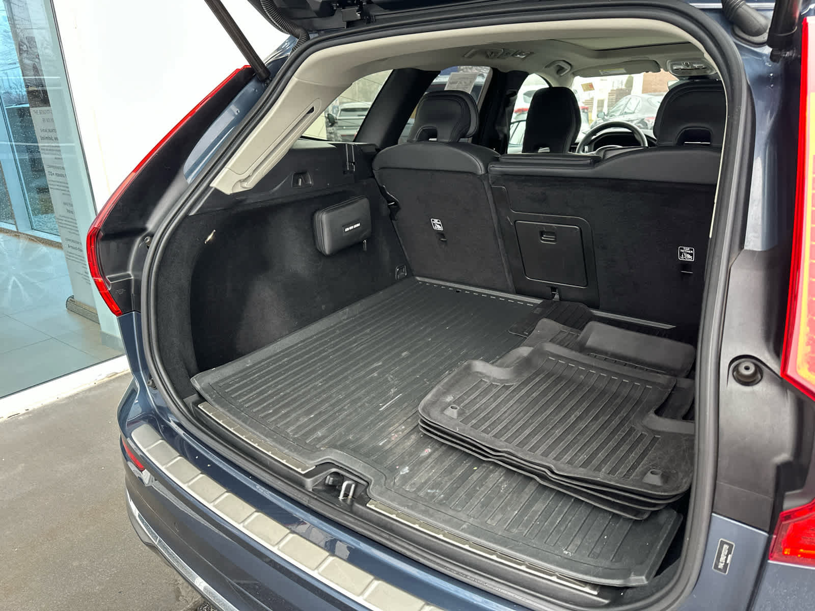 Used 2023 Volvo XC60 B5 Plus image 12