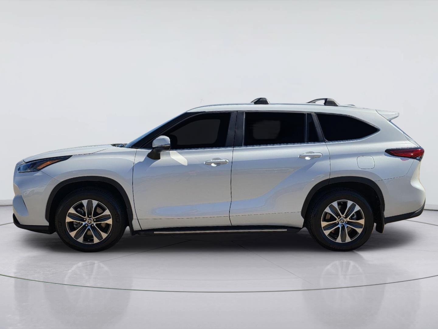 Used 2023 Toyota Highlander XLE FWD image 2