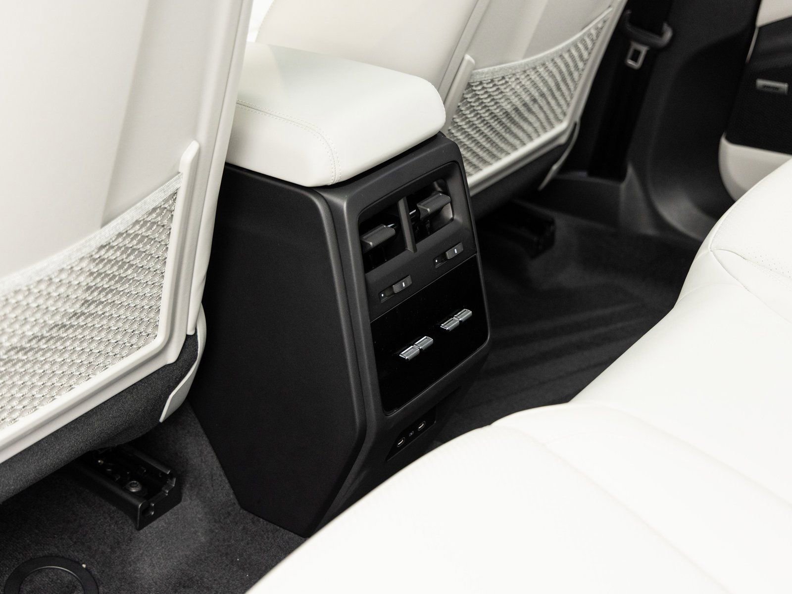 New 2025 Porsche Macan 4S Electric image 27