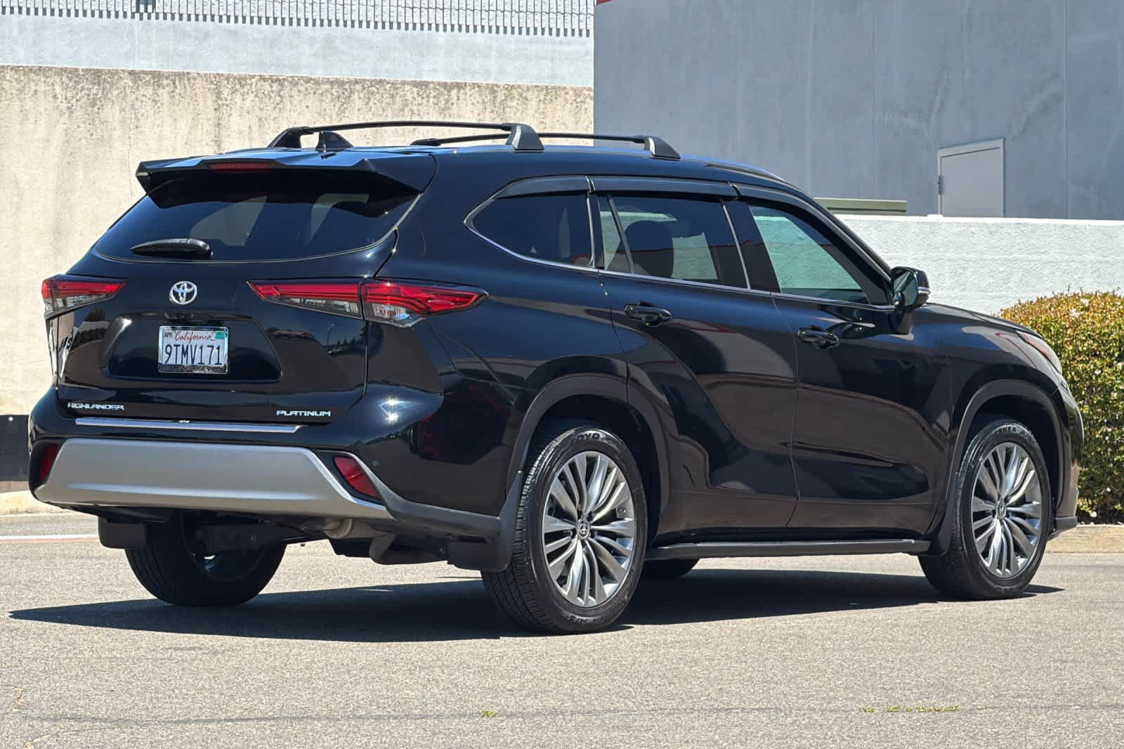 Used 2021 Toyota Highlander Platinum FWD image 2