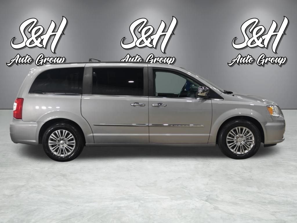 Used 2016 Chrysler Town & Country Touring-L FWD image 21