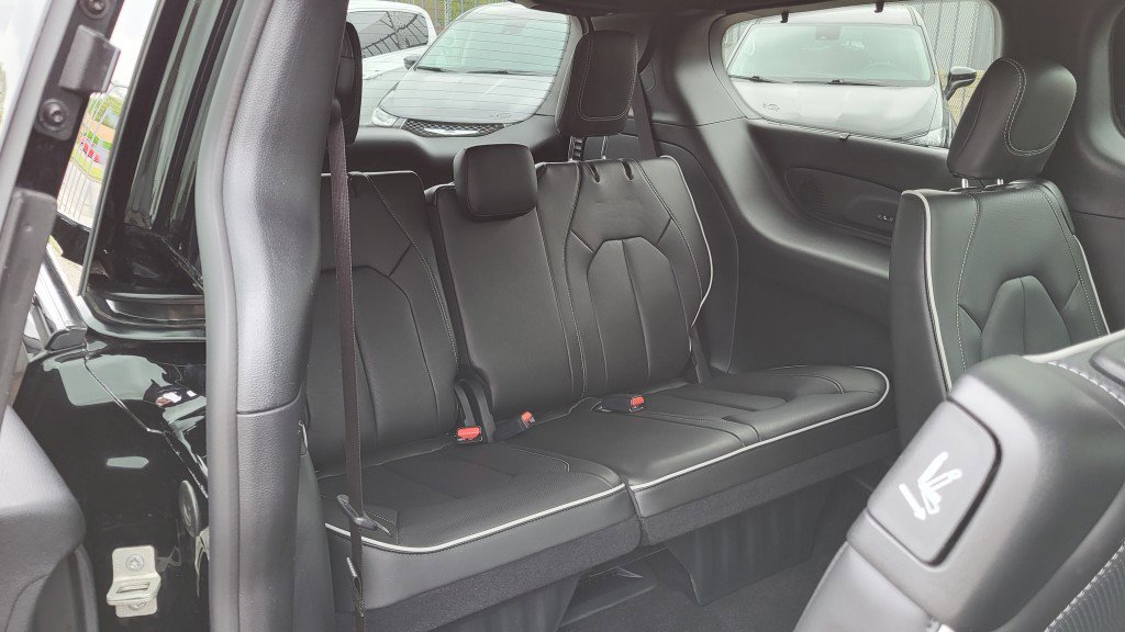 Used 2024 Chrysler Pacifica Limited w/ Uconnect Theater Family Group image 23