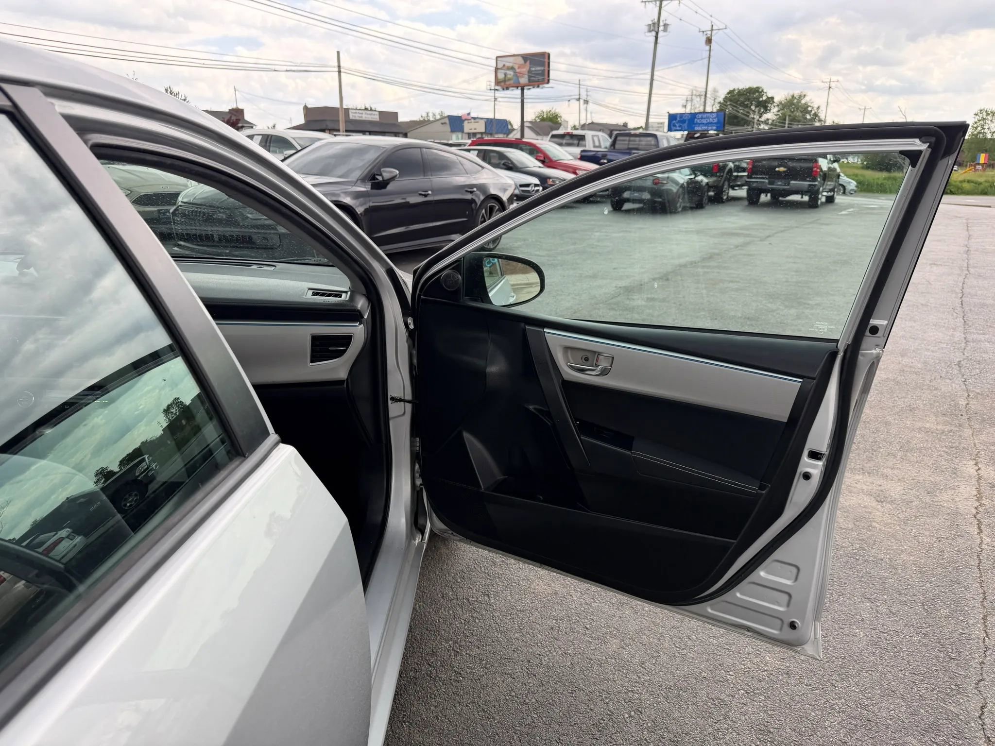 Used 2015 Toyota Corolla LE FWD image 32