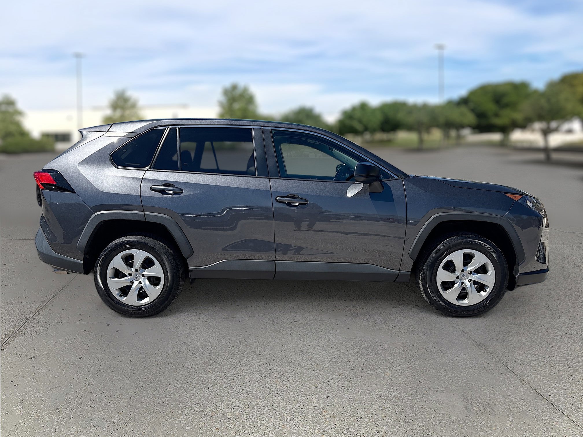Used 2022 Toyota RAV4 LE image 8