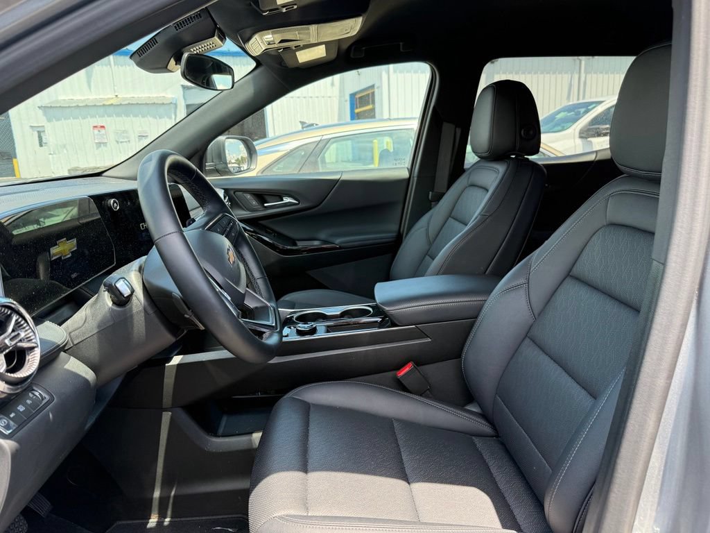 Used 2026 Chevrolet Equinox LT w/ Convenience Package II AWD/4WD image 2