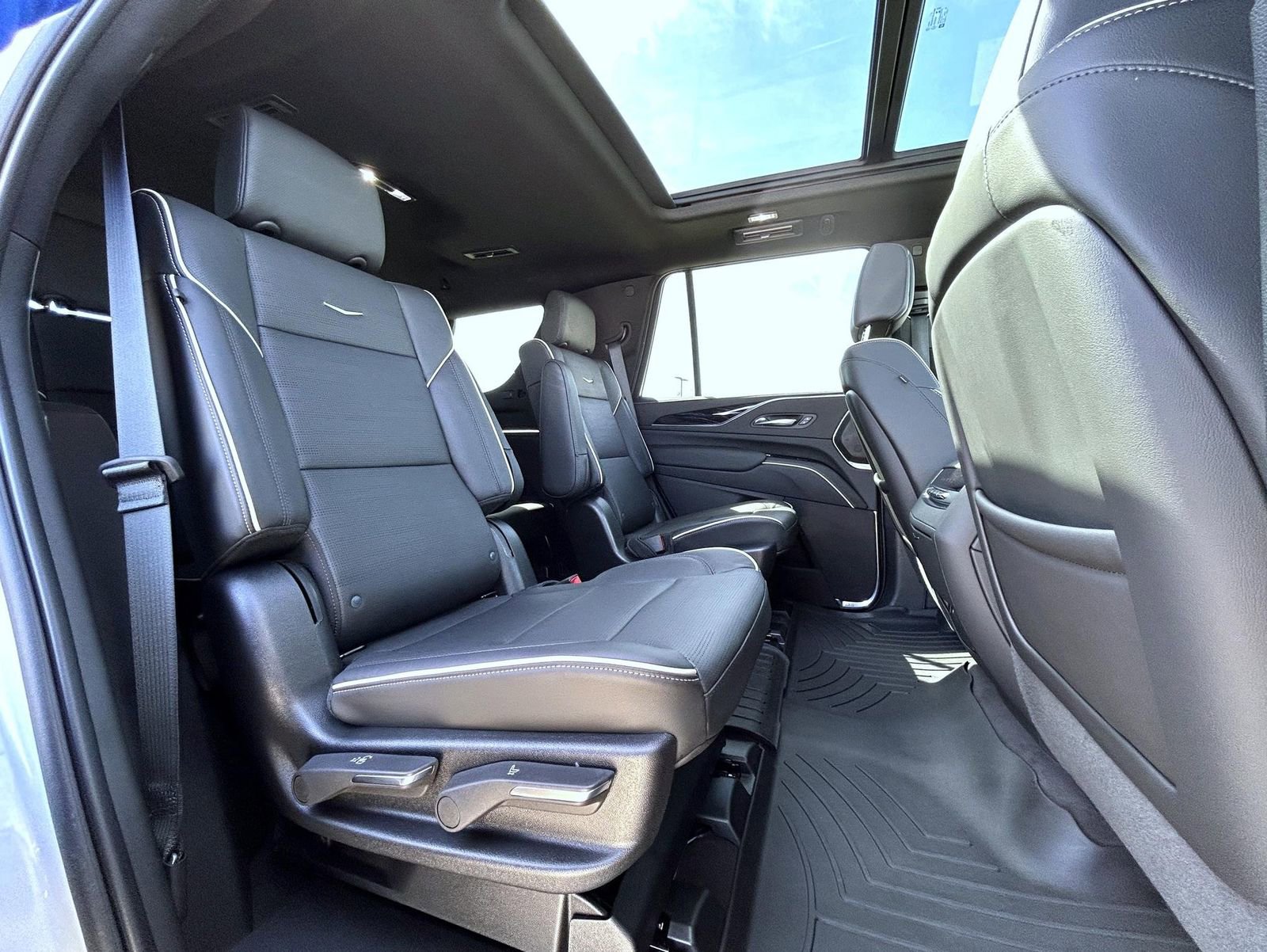 Used 2022 Cadillac Escalade Sport w/ LPO, ONYX Package image 18