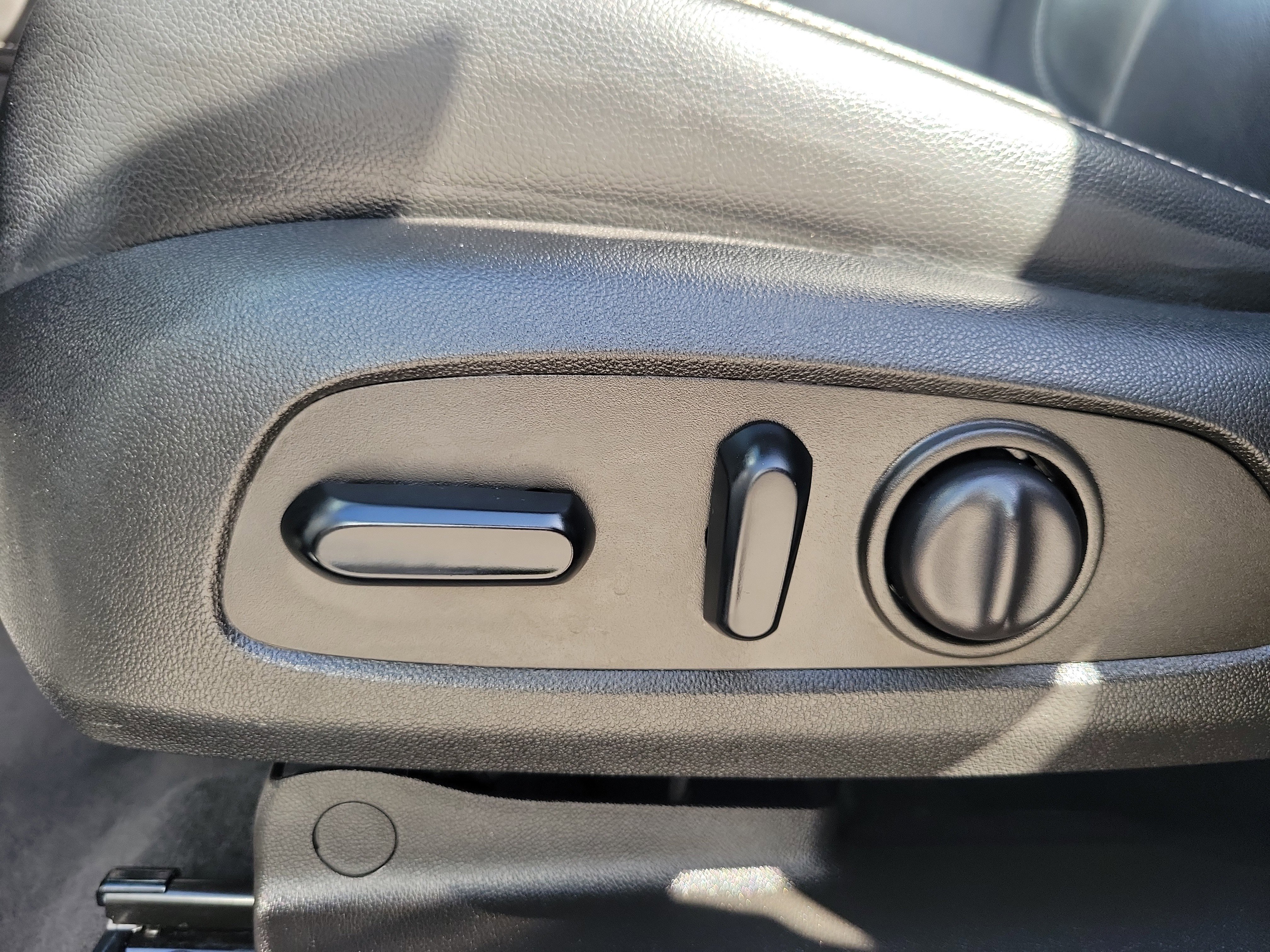 Used 2022 GMC Acadia SLT w/ Technology Package FWD image 12