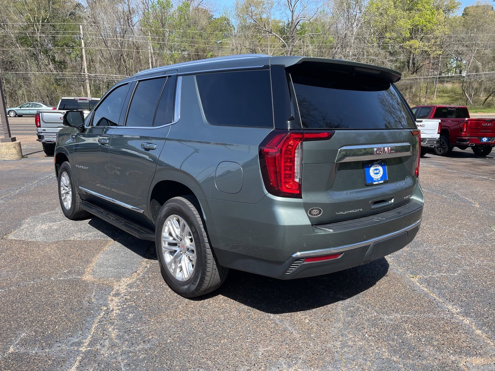 Used 2024 GMC Yukon SLT w/ SLT Luxury Package image 3