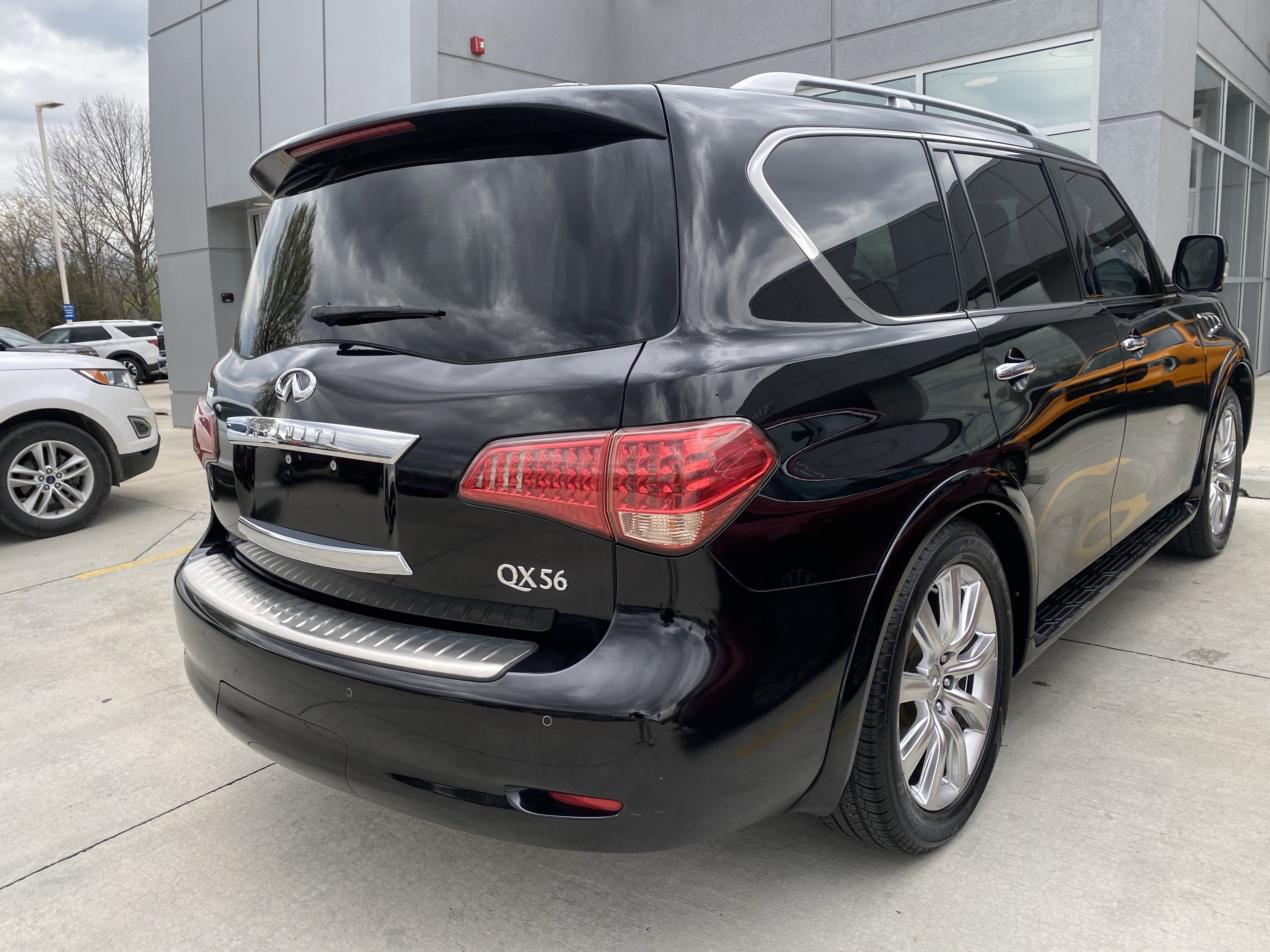 Used 2013 INFINITI QX56 4WD w/ Deluxe Touring Pkg image 4