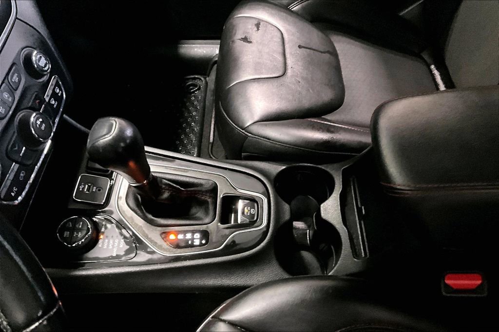Used 2019 Jeep Cherokee Trailhawk w/ Cold Weather Group image 18