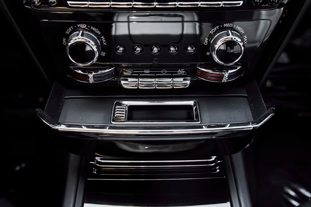 Used 2024 Rolls-Royce Phantom Sedan RWD image 85