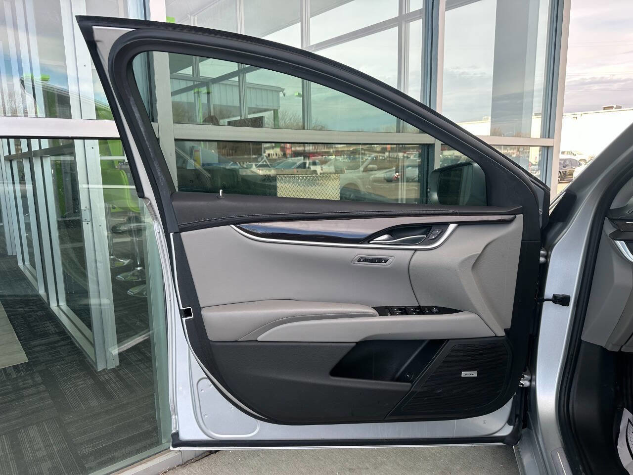 Used 2017 Cadillac XTS Luxury image 43