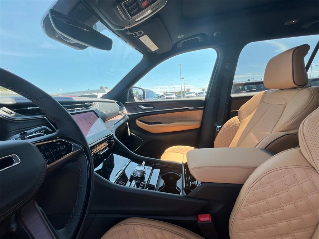 New 2025 Jeep Grand Cherokee Summit image 10