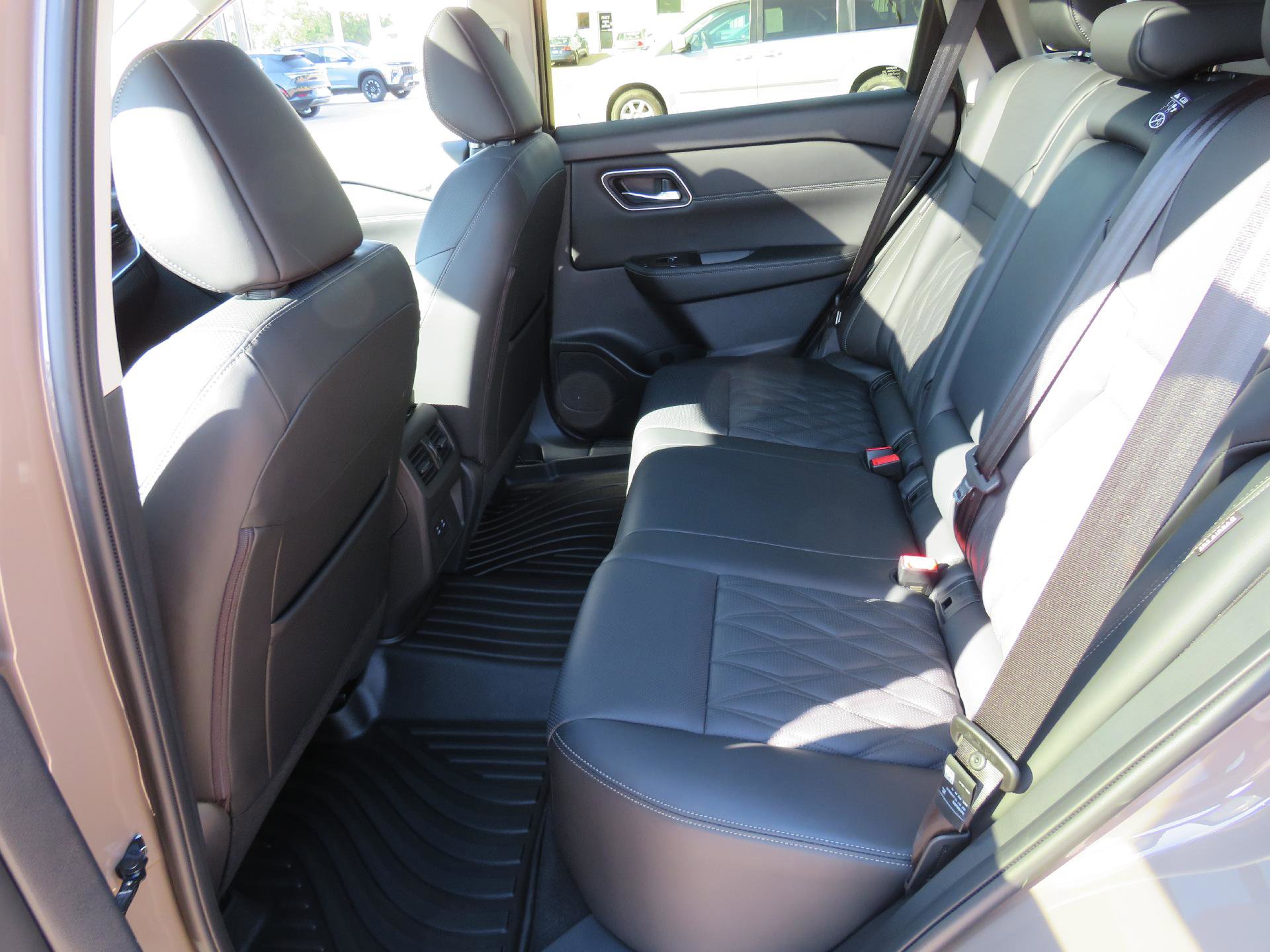 Used 2024 Nissan Rogue Platinum image 8