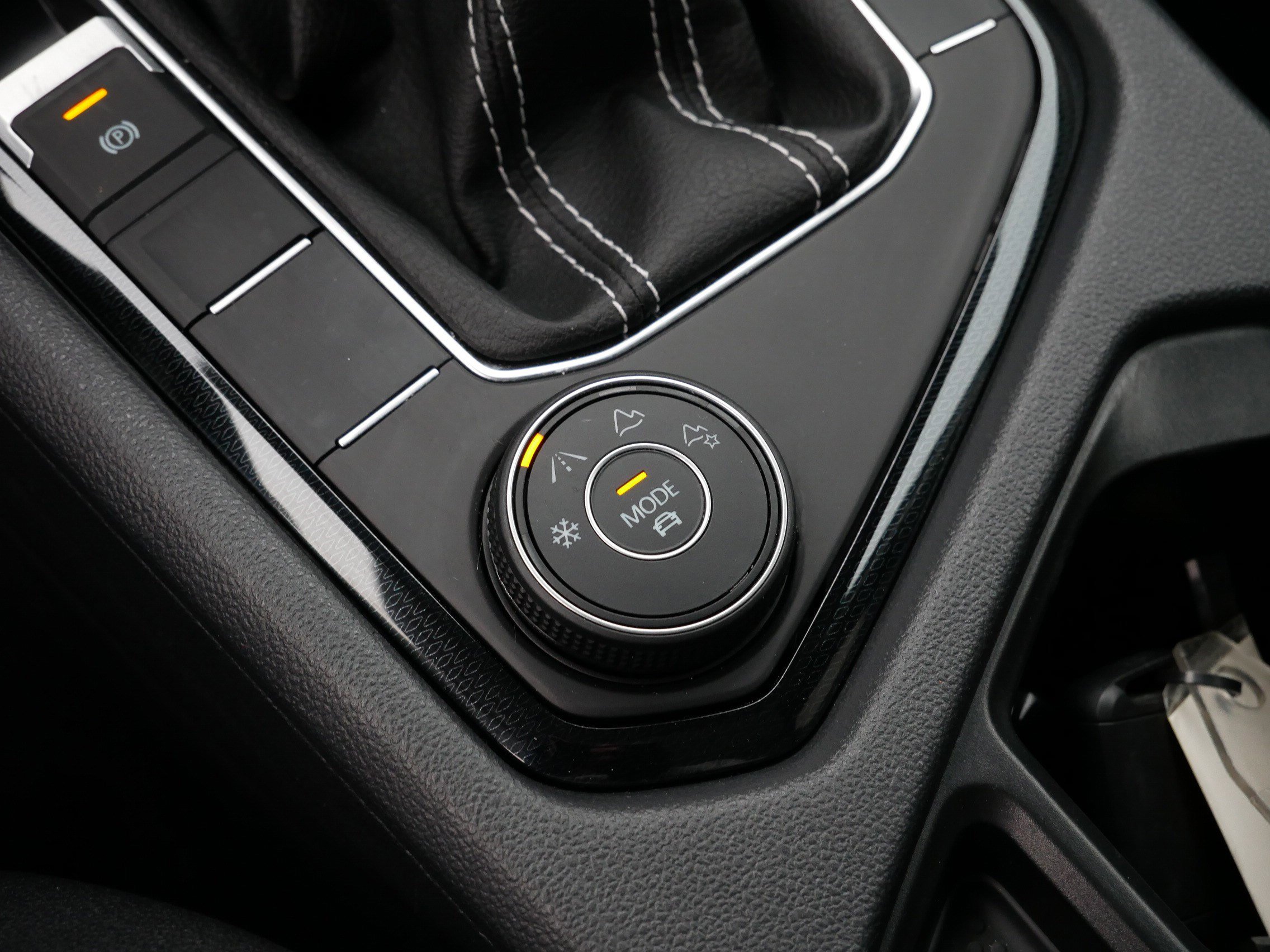 Certified 2025 Volkswagen Taos SEL image 28