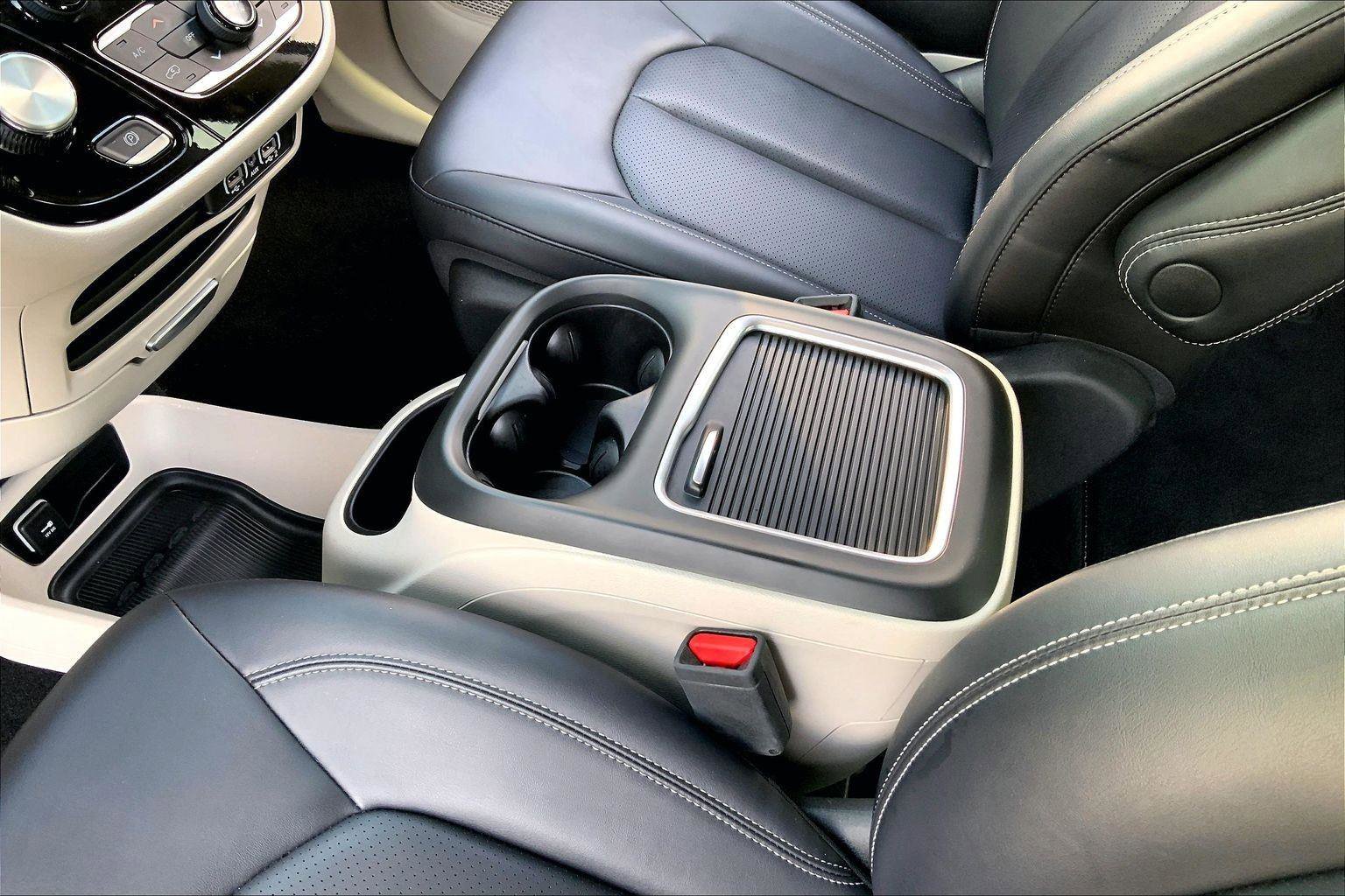 Used 2024 Chrysler Pacifica Touring-L FWD image 16