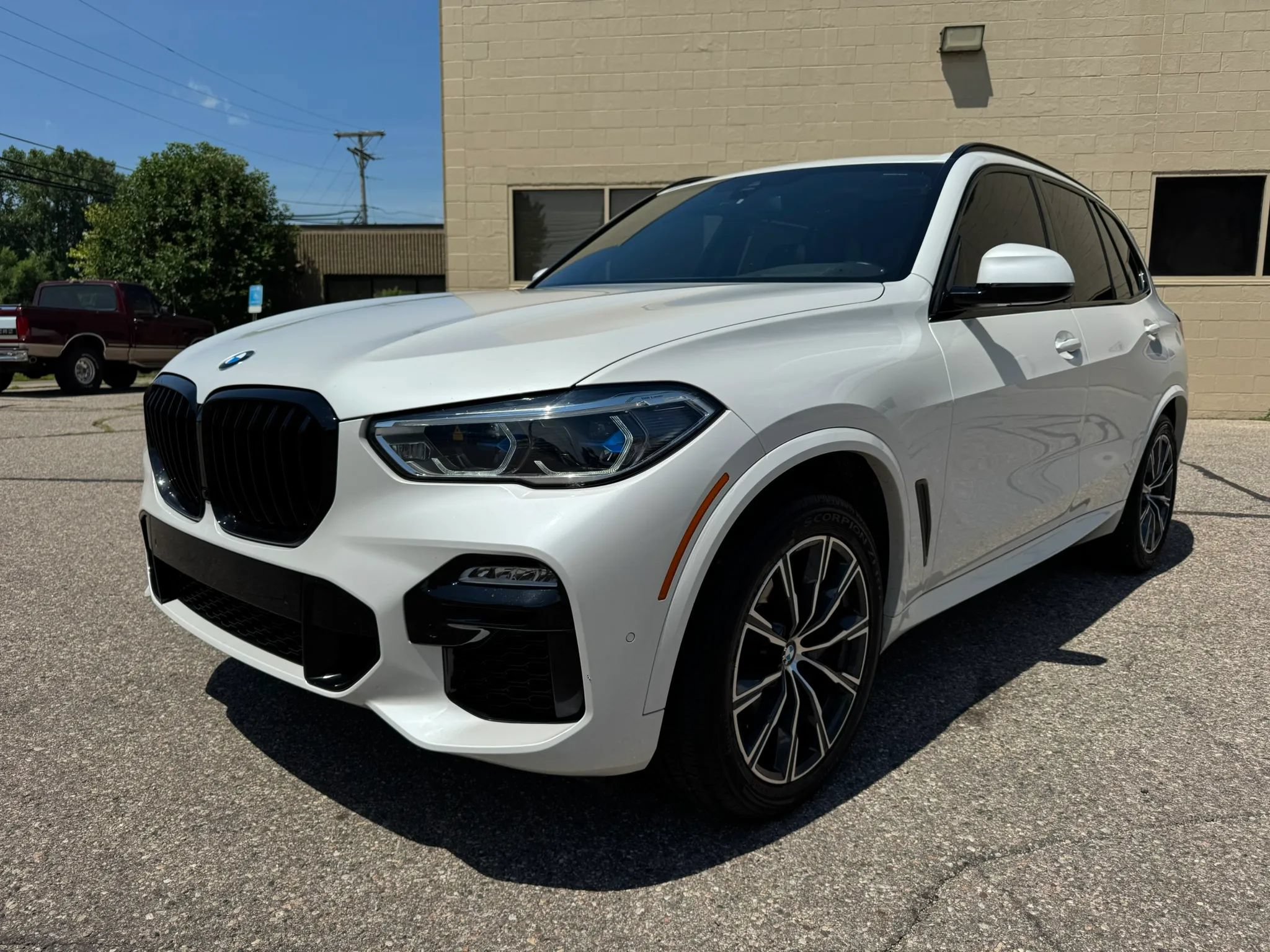 Used 2021 BMW X5 xDrive40i w/ M Sport Package AWD/4WD image 3