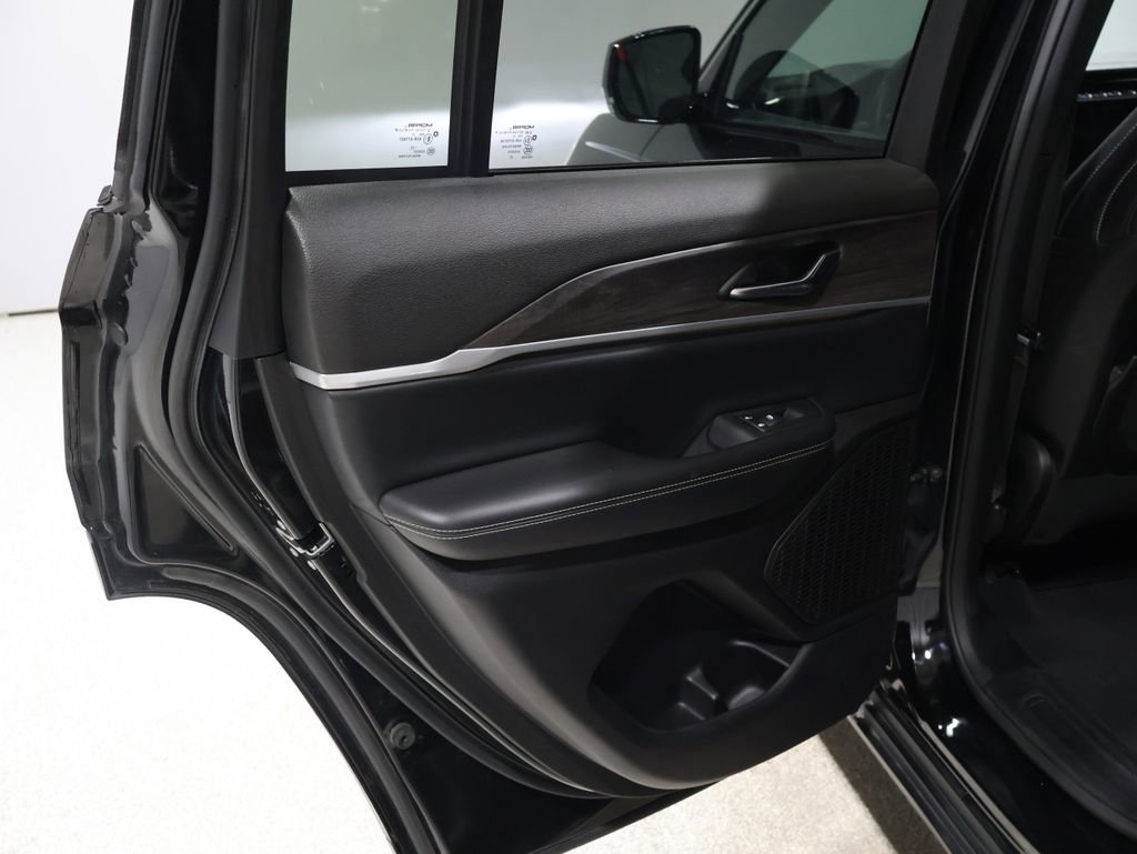 Used 2024 Jeep Grand Cherokee Limited image 16