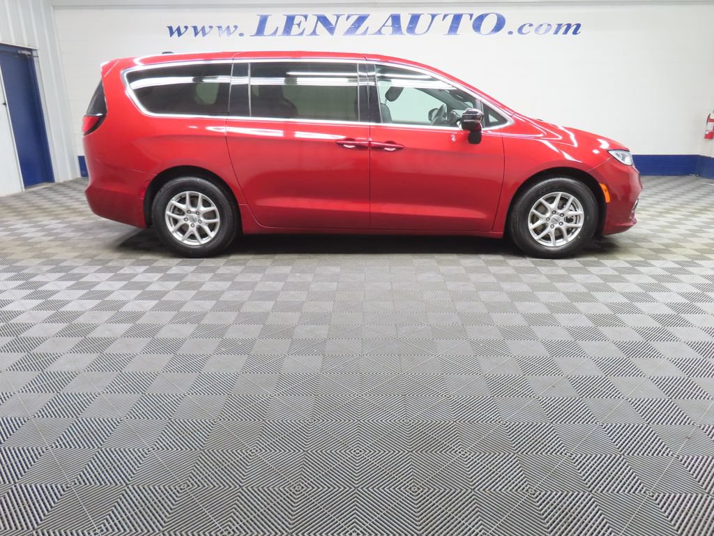 Used 2025 Chrysler Pacifica Select FWD video 2