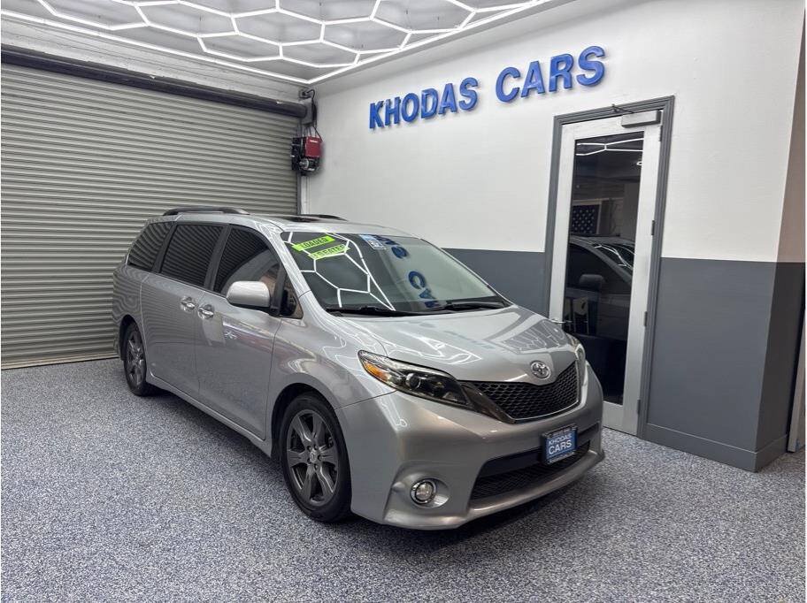Used 2017 Toyota Sienna SE Premium FWD image 6