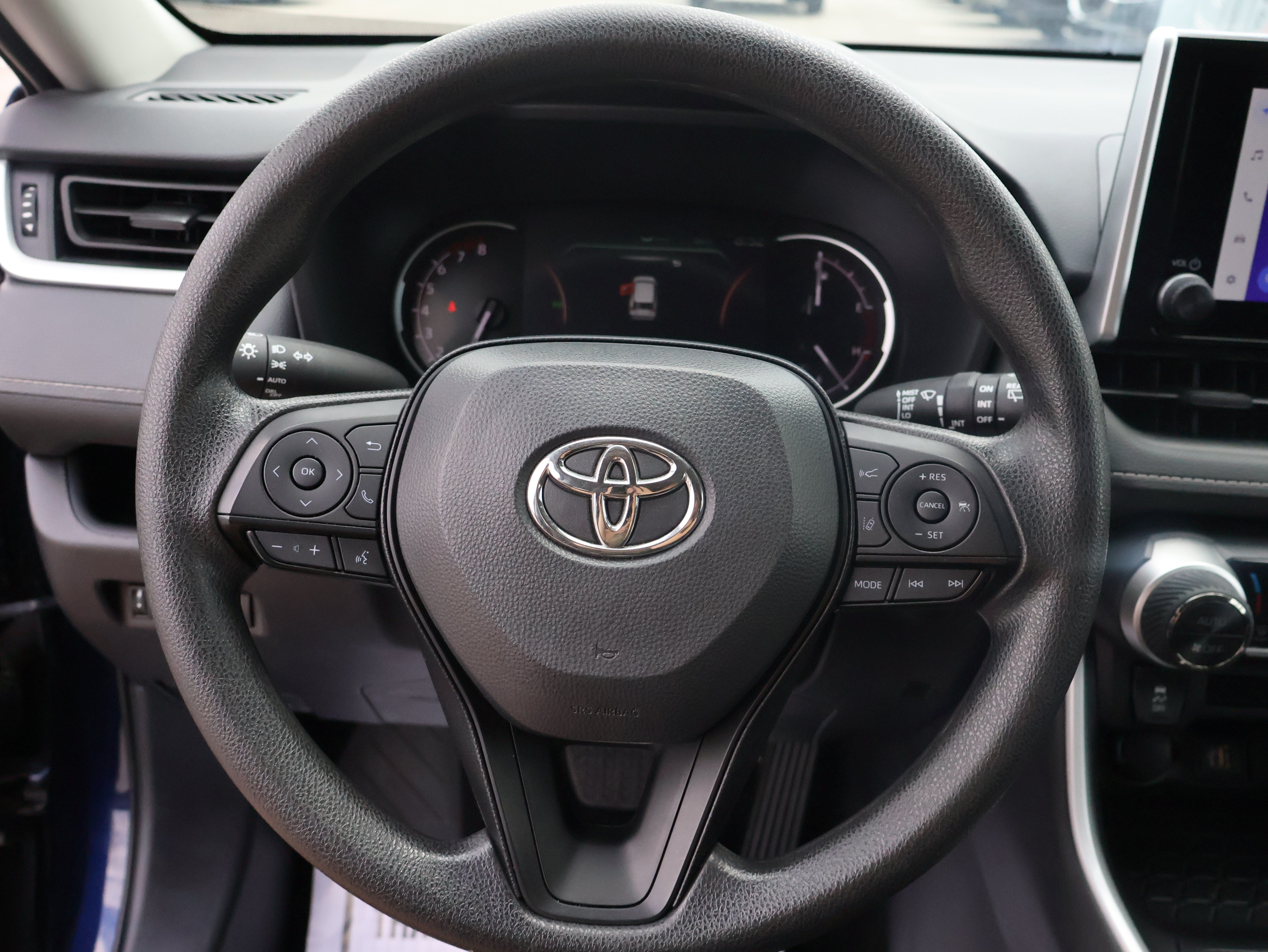 Used 2025 Toyota RAV4 XLE AWD/4WD image 35
