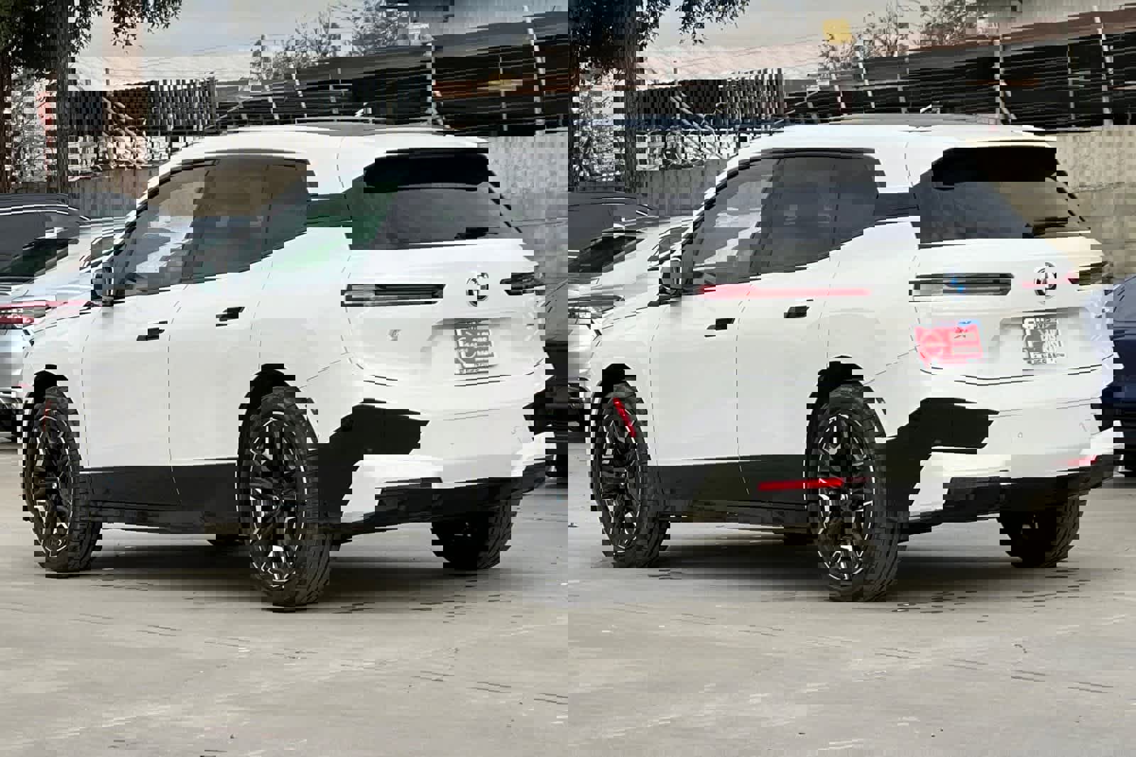 Used 2023 BMW iX xDrive50 w/ Sport Package image 7