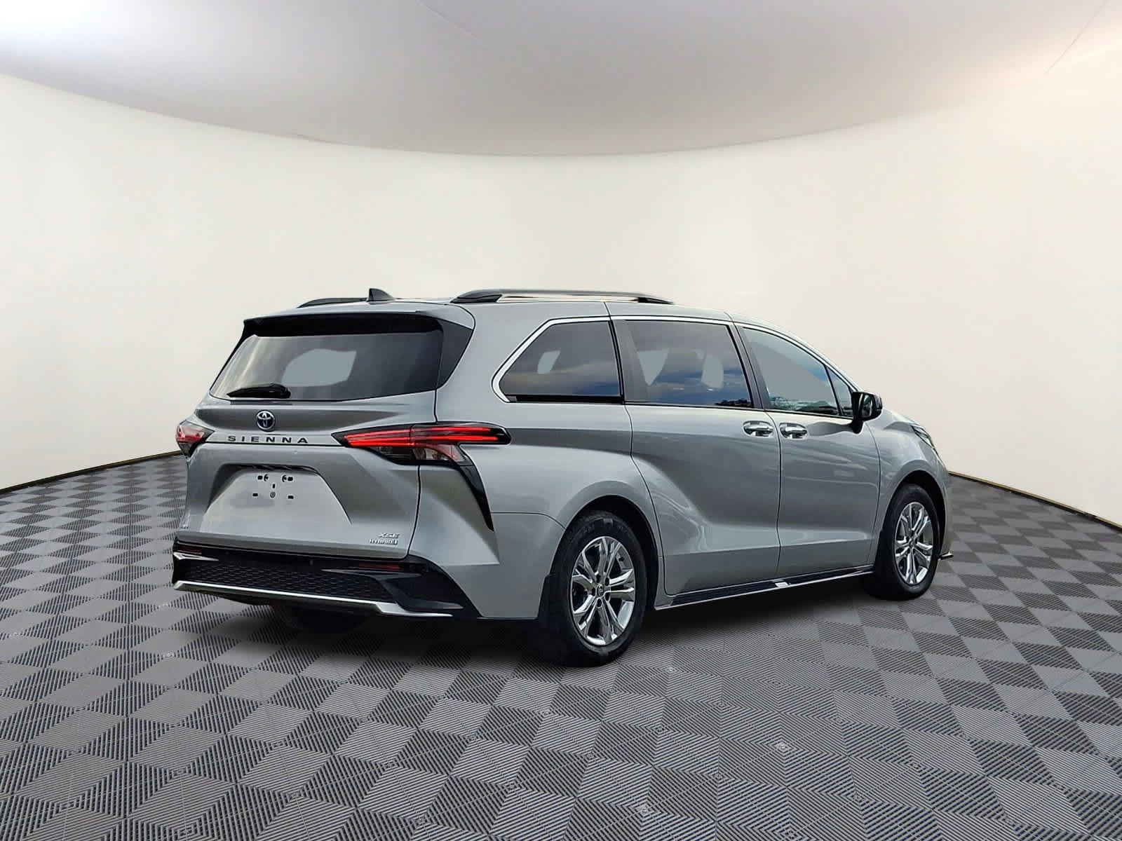 Used 2023 Toyota Sienna XSE w/ XSE Plus Package AWD/4WD image 5