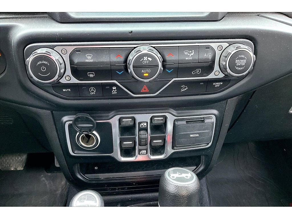 Used 2019 Jeep Wrangler Unlimited Sahara w/ Uconnect 4C Nav & Sound Group image 28