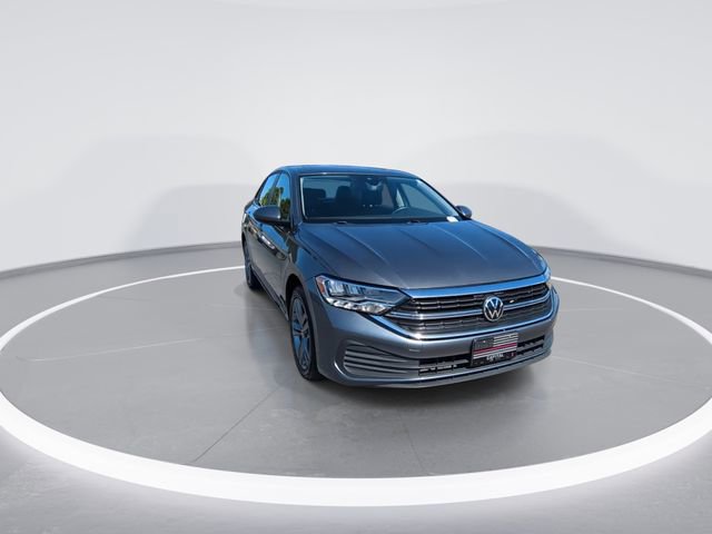 Used 2024 Volkswagen Jetta SE image 2