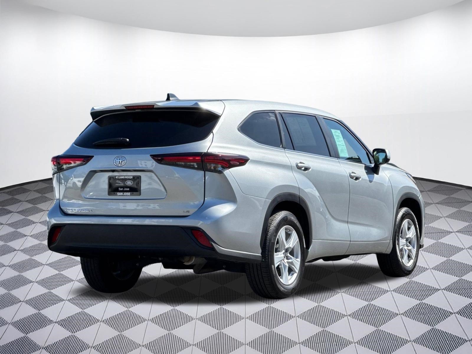 Used 2025 Toyota Highlander LE FWD image 9