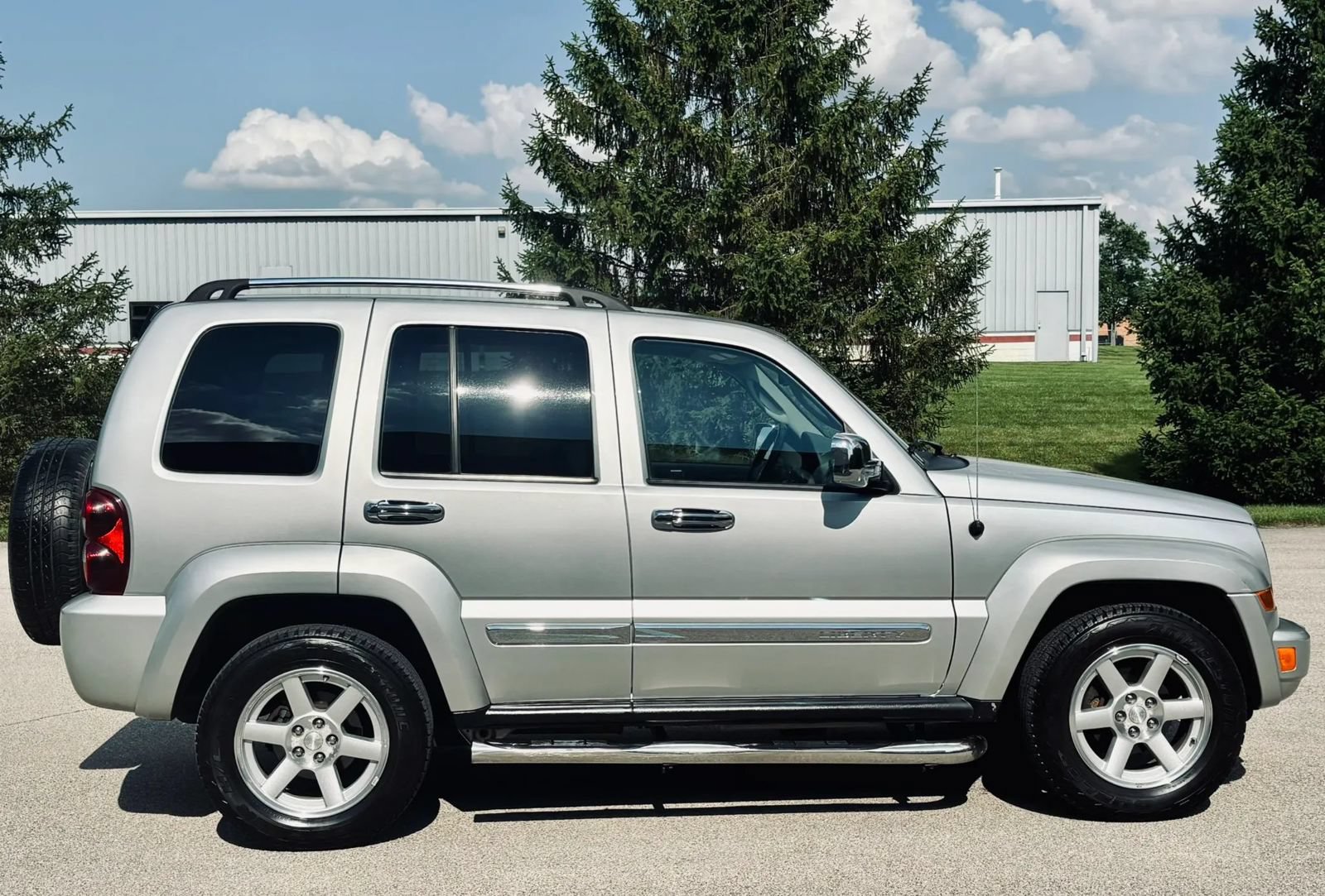 Used 2007 Jeep Liberty Limited AWD/4WD image 2