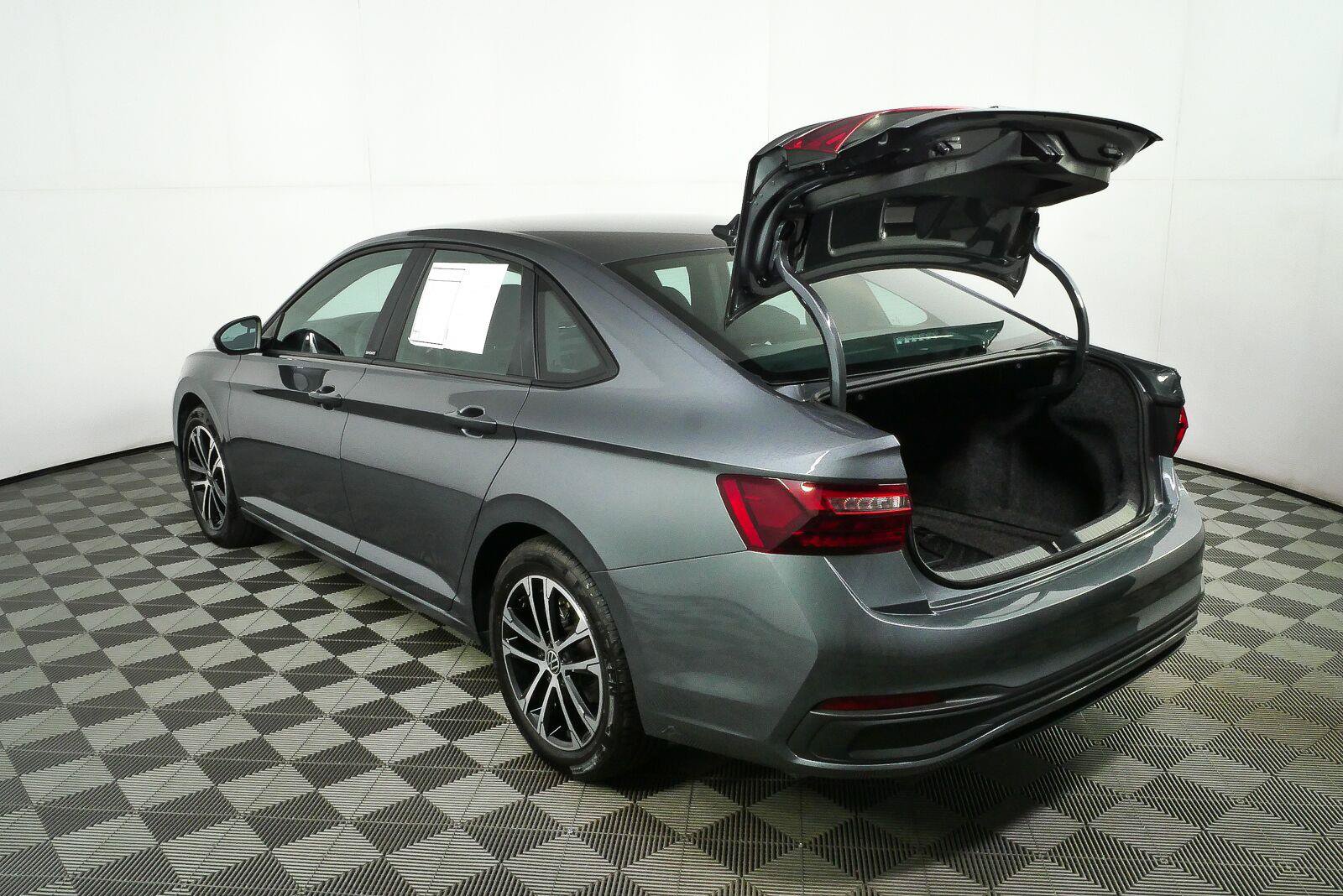 Certified 2025 Volkswagen Jetta Sport FWD image 26