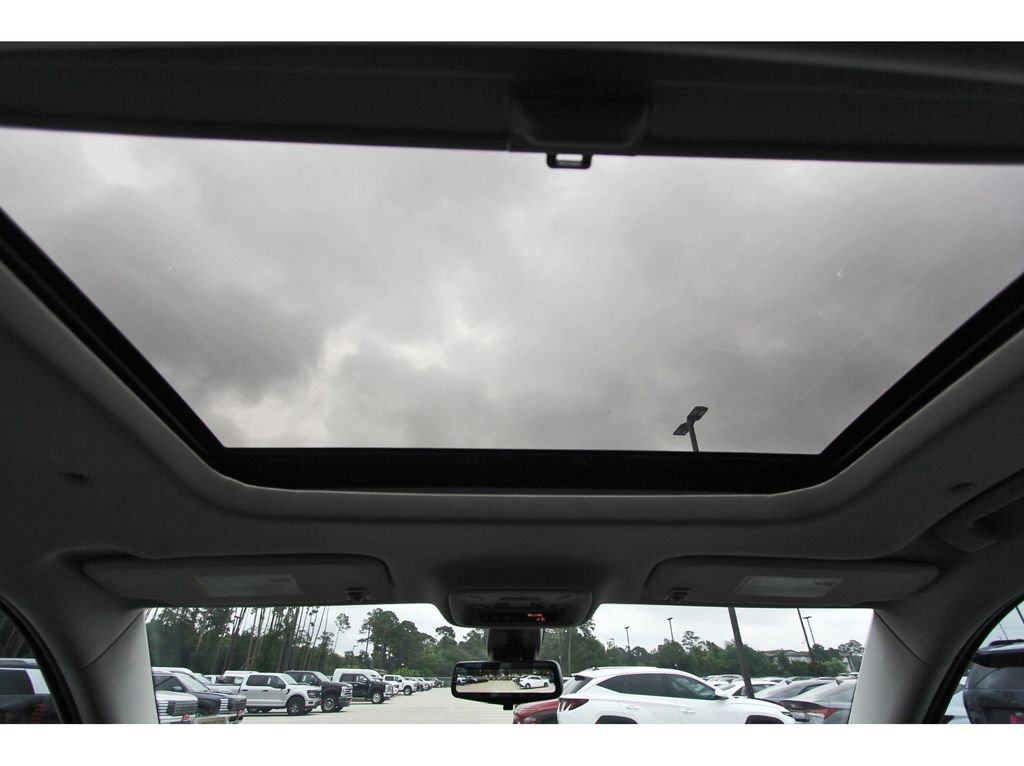 Used 2021 Chevrolet Traverse Premier w/ LPO, Blackout Package FWD image 16