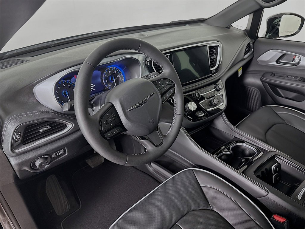 New 2026 Chrysler Pacifica Limited image 9