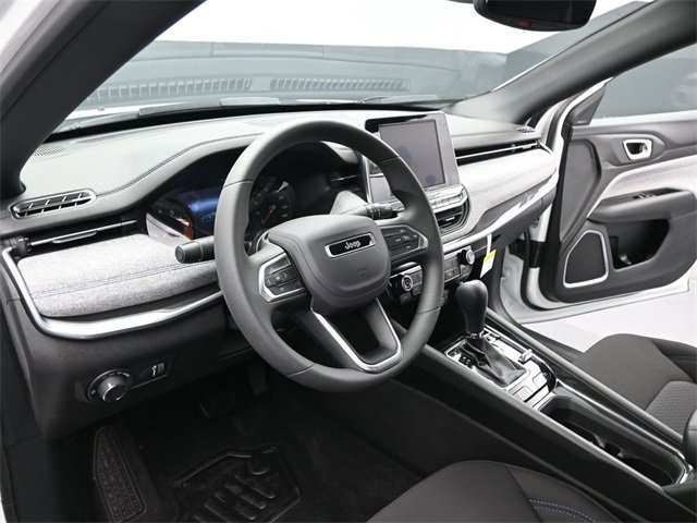 Used 2025 Jeep Compass Sport image 22