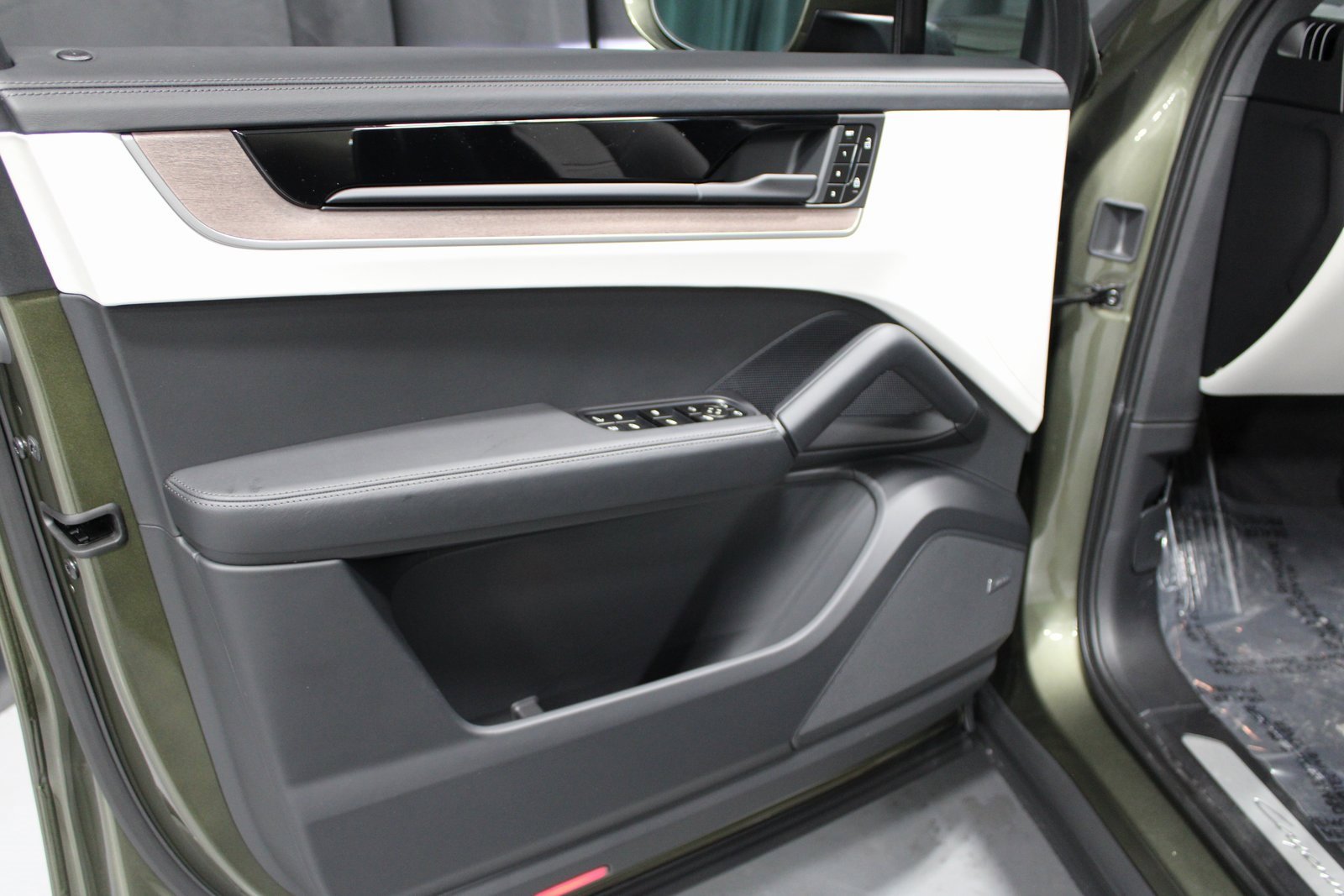 New 2026 Porsche Cayenne E-Hybrid image 25