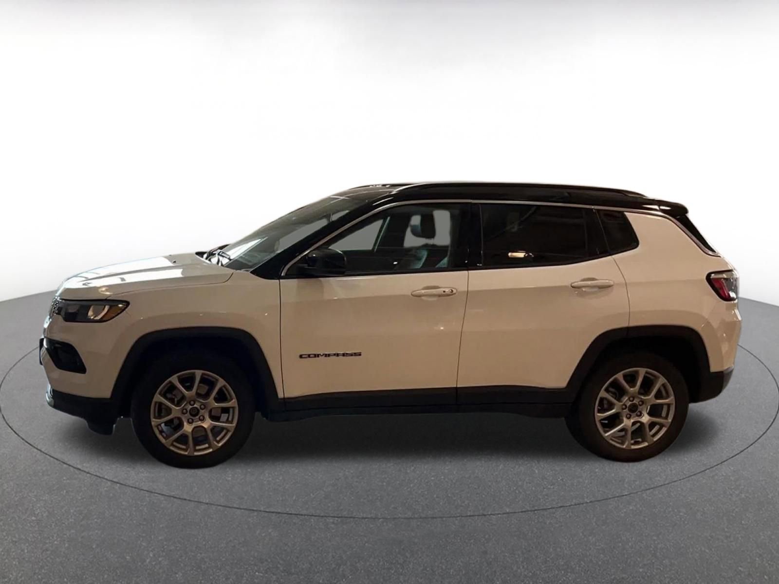 Used 2025 Jeep Compass Limited image 9