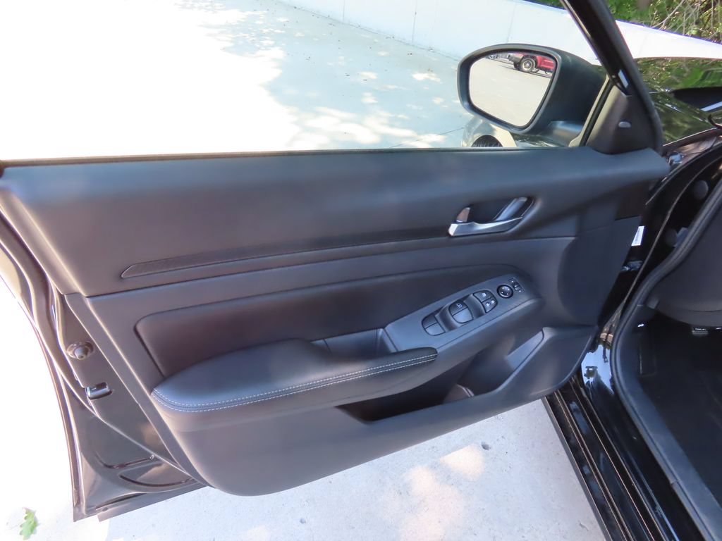 Used 2025 Nissan Altima 2.5 SV FWD image 23