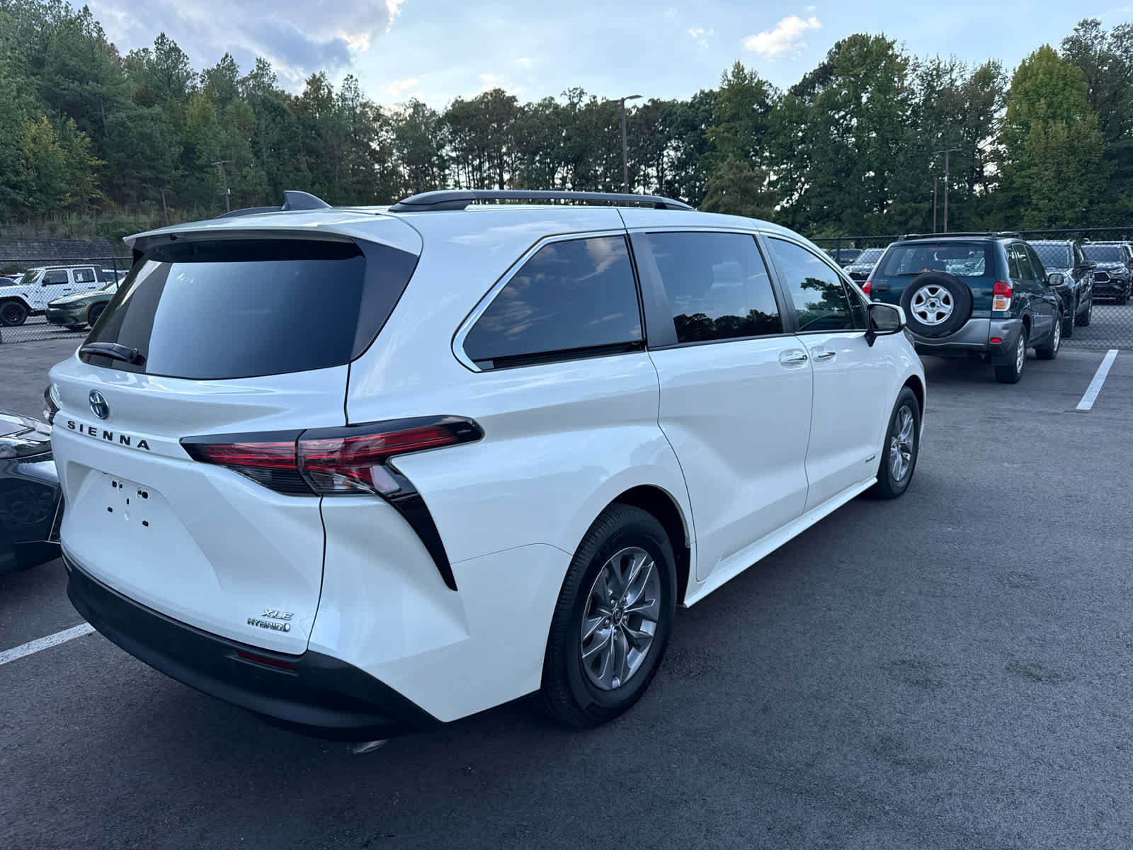 Used 2021 Toyota Sienna XLE FWD image 4