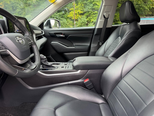 Used 2024 Toyota Highlander XLE AWD/4WD image 15