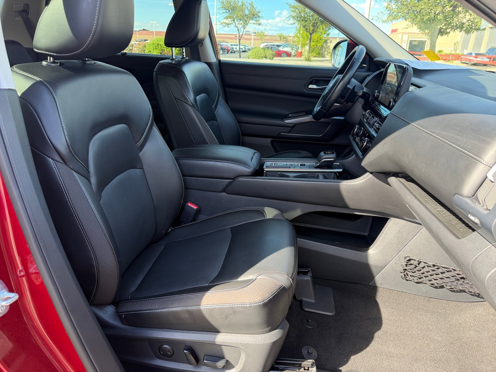 Used 2023 Nissan Pathfinder SL w/ Lighting Package (N92) FWD image 31